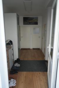 an empty room with a hallway with a hard wood floor at Steffens PANTA RHEI in Vienna +79 photos