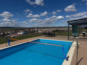 a swimming pool on the roof of a house at Luxury Villa Rafaela Οικογενειακή βίλα με ιδιωτική πισίνα, BBQ κ παιχνίδια Ιδανική για οικογένειες με παιδια in Grevena