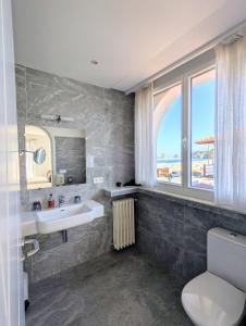 ein Badezimmer mit Waschbecken und Fenster in der Unterkunft Hotel Uhainak in Hendaye + 85 Fotos