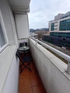 a small table on a balcony with a window at Apartament Superjednoska Spodek Centrum Nowoczesny Apartament Wifi in Katowice