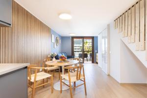 a kitchen and dining room with a table and chairs at Ocean Mark Holiday Parque Santiago 2 in Playa de las Americas