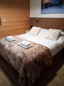 a bedroom with a bed with towels on it at L Ecrin des Cimes 6 voyageurs in Arâches-la-Frasse