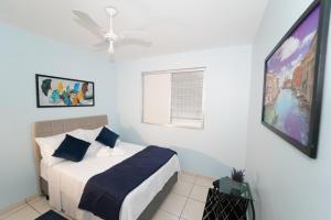 a bedroom with a bed and a flat screen tv at Eventos e Hospedagem São José in Sorocaba +47 photos