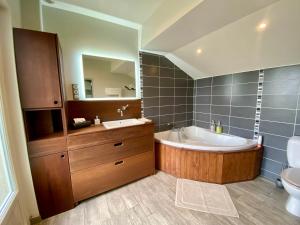 a bathroom with a tub and a sink and a toilet at Le chant des Loriots in Bajamont
