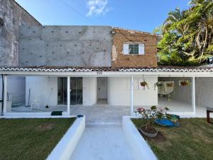 an external view of a house with a courtyard at Apartamentos e Casas em Barra do Cunhaú in Canguaretama