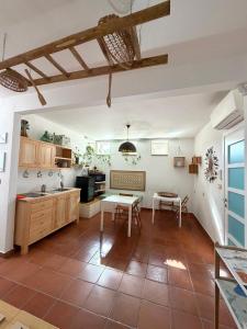 a kitchen with a table and a tableasteryasteryasteryasteryasteryasteryasteryastery at Bio&B Acquaviva in Otranto