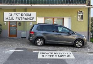 a car parked in front of a main entrance at GUEST ROOM GRADONOVE in Arco