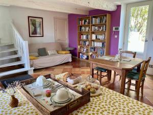 a living room with a table and a couch at Le chant des Loriots in Bajamont