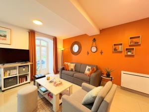 a living room with a couch and a table at L'Ariane, Vue sur le château in Foix