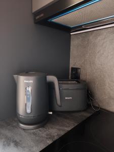 a slow cooker and a toaster sitting on a counter at Miejscówka Werlas in Werlas