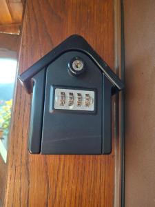 a black electrical outlet on a wooden door at Gite Familial aux portes de Foix "Le Coulhòu"- Ariège- 6 personnes in Ferrières-sur-Ariège