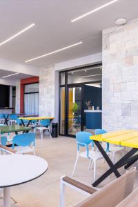 eine leere Cafeteria mit Tischen und Stühlen in der Unterkunft Mega Hostel in Sarandë