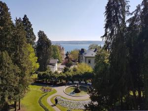 an aerial view of a park with trees and a lake at Ferienwohnung Trinh in Überlingen