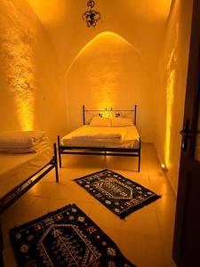 a bedroom with two rugs on the floor and a bed at Ro House in Mardin