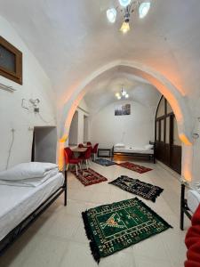a room with a bed and a table and chairs at Ro House in Mardin