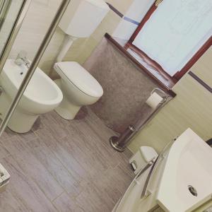 a bathroom with a toilet and a sink at Maison Mariot in Roure Turin