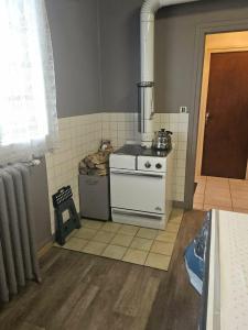 a small kitchen with a stove in a room at Maison de campagne in Picherande