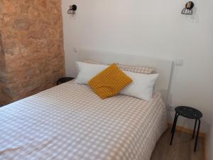 a bedroom with a bed with a yellow pillow on it at Casa Hozani in Albarrol