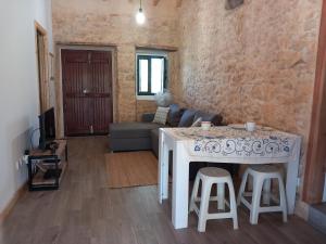 a living room with a white table and chairs at Casa Hozani in Albarrol