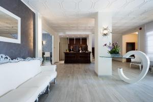 比比翁的住宿－Olimpia Hotel & Aparthotel，大堂配有白色家具和书桌。