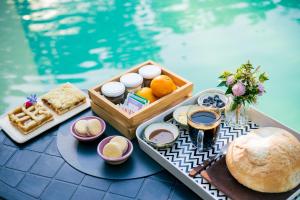 a tray filled with food next to a pool at Cabañas Apart Margaridas in Merlo