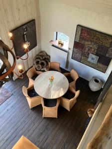 an overhead view of a room with a table and chairs at Rust en natuur in de Vlaamse Ardennen in Kluisbergen