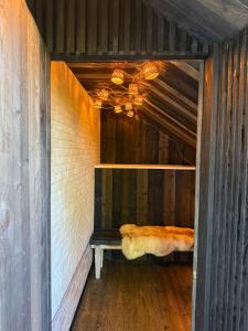 an empty room with a bench in a building at Rust en natuur in de Vlaamse Ardennen in Kluisbergen