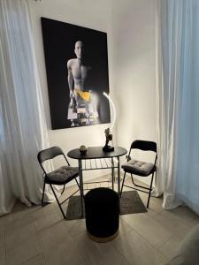 a table and two chairs and a lamp in a room at B&B La Meta in Benevento +72 photos