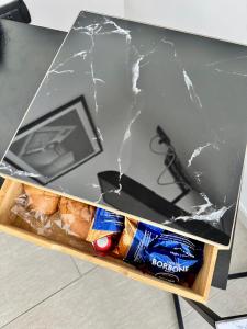 a table with a counter top with a broken counter top at B&B La Meta in Benevento