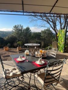 a black table and chairs on a patio at Lavandaline in Entrecasteaux