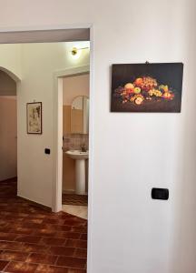 a bathroom with a painting of fruit on the wall at B&B La Meta in Benevento