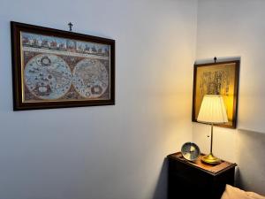 a room with a lamp and a picture on the wall at B&B La Meta in Benevento