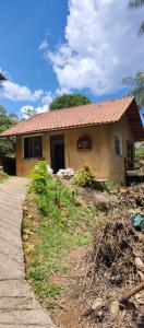 a small house with a pathway in front of it at Chalé da Helô in Nova Friburgo