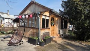 a small house with a swing in a yard at Estike Kerti Kuckó in Berekfürdő