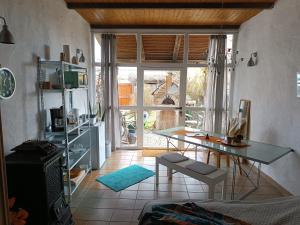 a living room with a desk and a table at Studio im Krater in Wallerstein