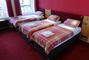 a bed room with two beds and two lamps at Regent House Hotel - City Centre Hotel in Edinburgh