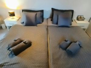 ein Schlafzimmer mit einem großen Bett und blauen Kissen in der Unterkunft Pampas studio, self check-in, private parking in Poreč