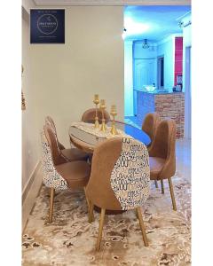 a dining room with a table and chairs at Half Moon Apartaments in Alexandria
