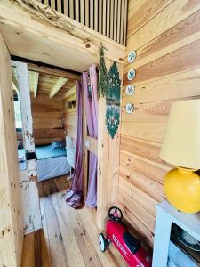a wooden cabin with a bed in a room at cab Anne in Léon