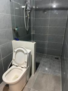 a bathroom with a toilet and a shower at Khách Sạn 68 Trần Đề in Ấp Nhà Việc +14 photos