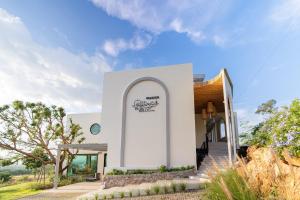 a white building with an archway on it at The Peak Hill Pool Villa in Ban Wa Kachieo