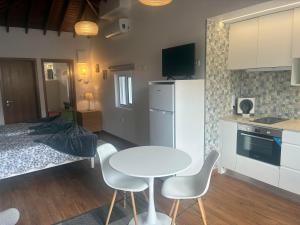 a small kitchen with a table and chairs in a room at Casa da Isabelinha in Ponta Delgada