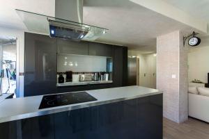 Kuchyňa alebo kuchynka v ubytovaní Apartment Malvarrosa Beach Cavite