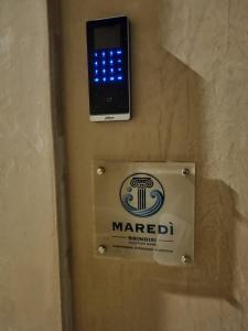 a cell phone on a sign on a bathroom door at Maredì Brindisi vacation home in Brindisi