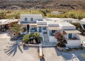 an aerial view of a white house with plants at Bella Alba in Kalafatis