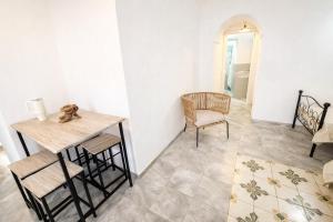 a dining room with a table and chairs and a floor at Maridea - Il Balcone sulla Storia in Ponza