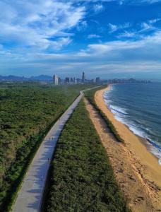 an empty beach with a city in the background at Seu refúgio com vista para o mar in Vila Velha