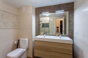 Kúpeľňa v ubytovaní Apartment Malvarrosa Beach Cavite + 19 fotografií