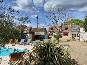 a house with a swimming pool in a yard at Gites au fil des châteaux de la Loire in Saint-Georges-sur-Cher