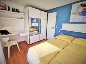 a bedroom with a bed and a desk and a bed at BlueNote Loissin in Loissin